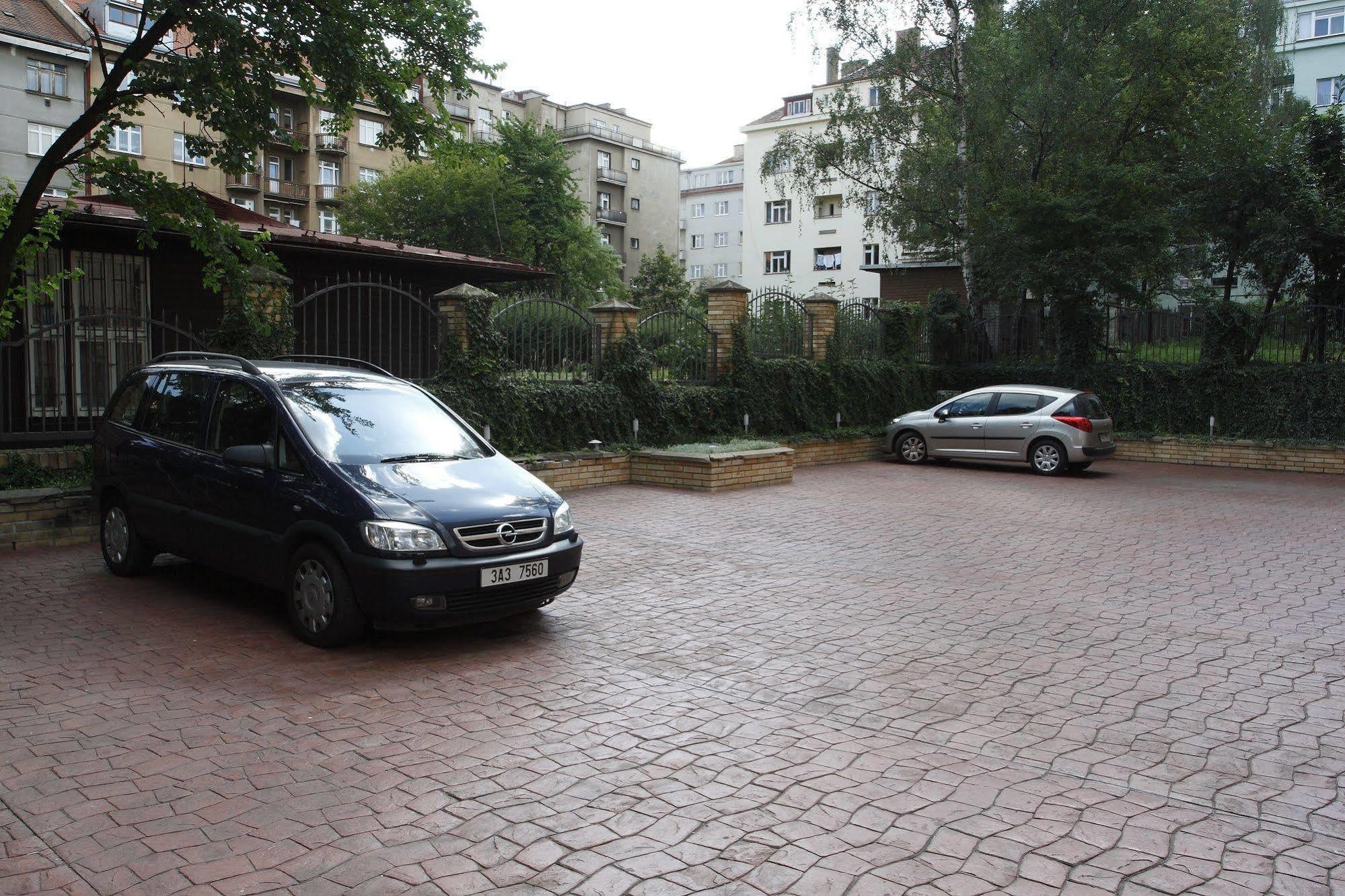 Hotel Oya Prag Exteriör bild