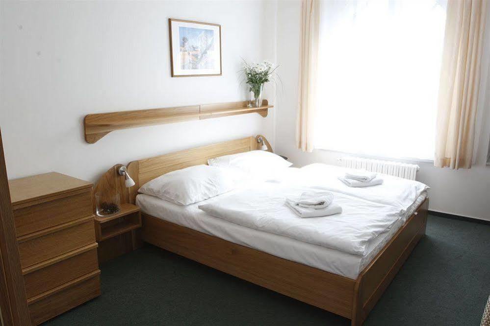 Hotel Oya Prag Exteriör bild